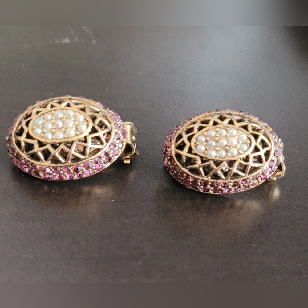 Beautiful vintage signed HAR clip on earrings